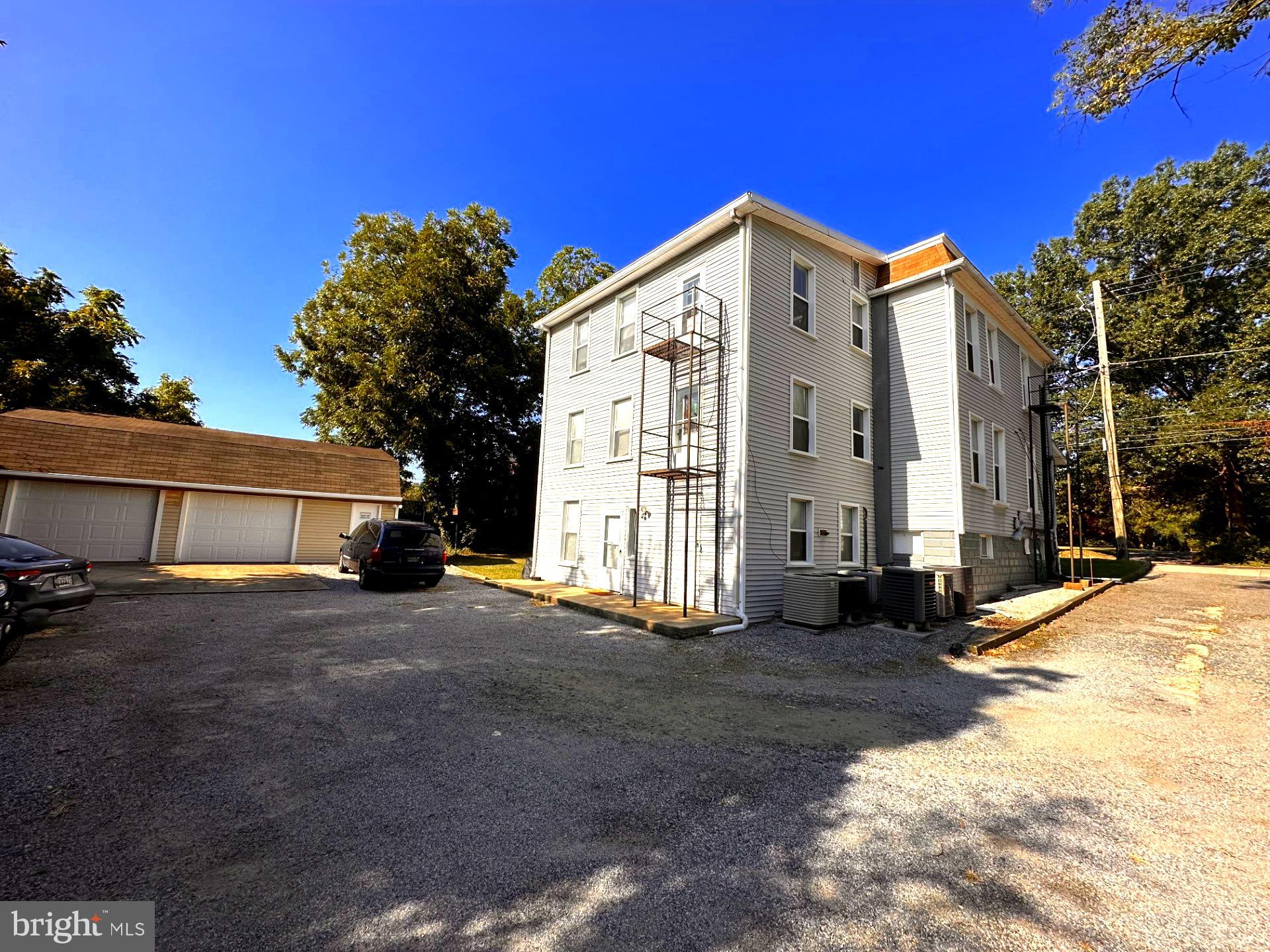 COLLEGE PARK - Commercial Sale