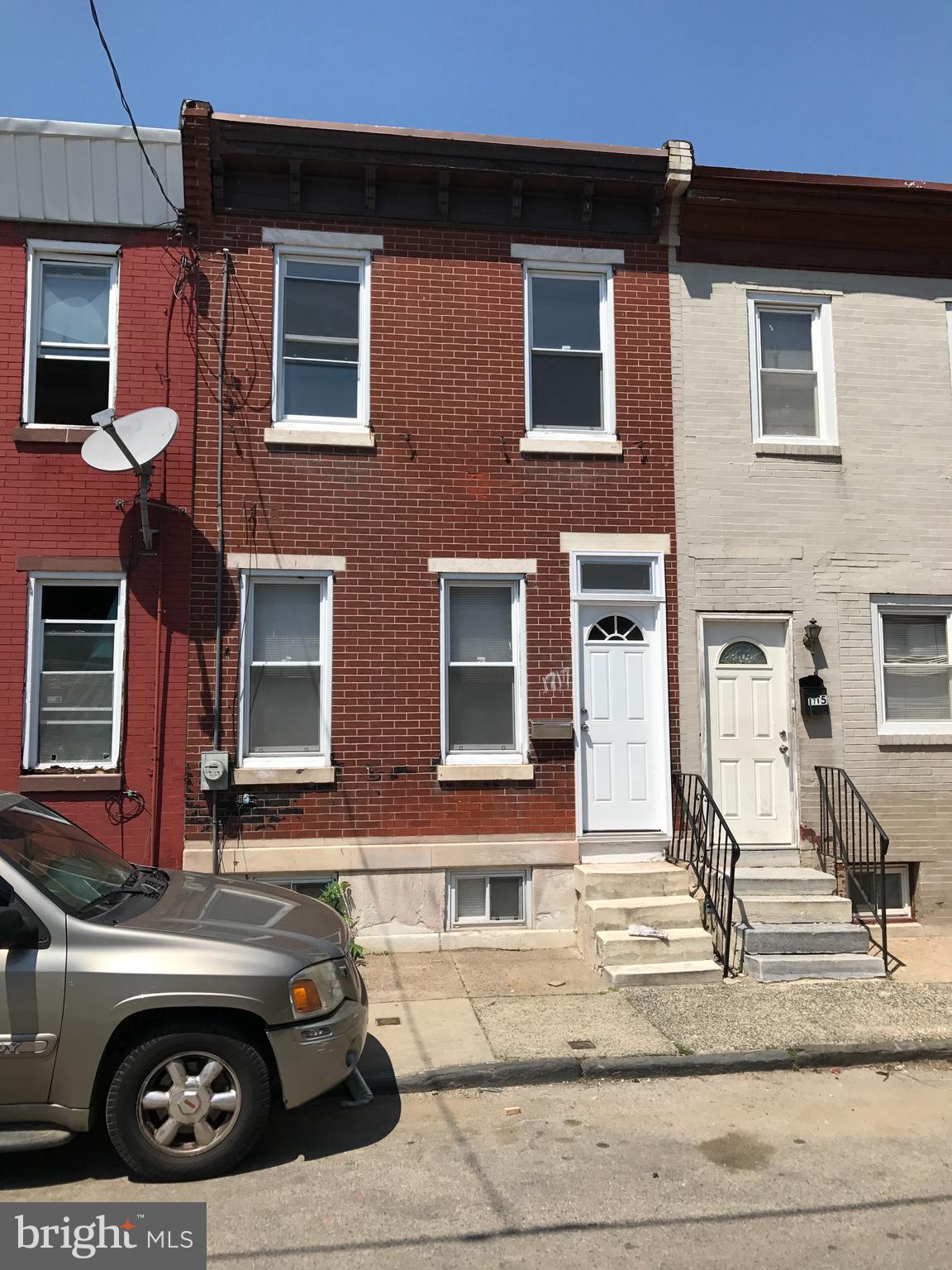 !! Great location near transportation, center city and shopping. Wood mode flooring. large rear yard. Open Floor plan, quartz counter top and stainless appliances. Eat in kitchen. Dining area and large living room Washer/dryer on 2nd level. New windows and more... Bike rentals on the corner ! Unfinished basement , great for storage, can easily be finished.
Wonderful Point Breeze Location.