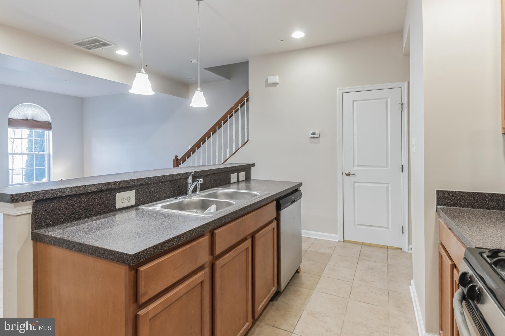 TOWN CENTER COMMONS - Residential Lease