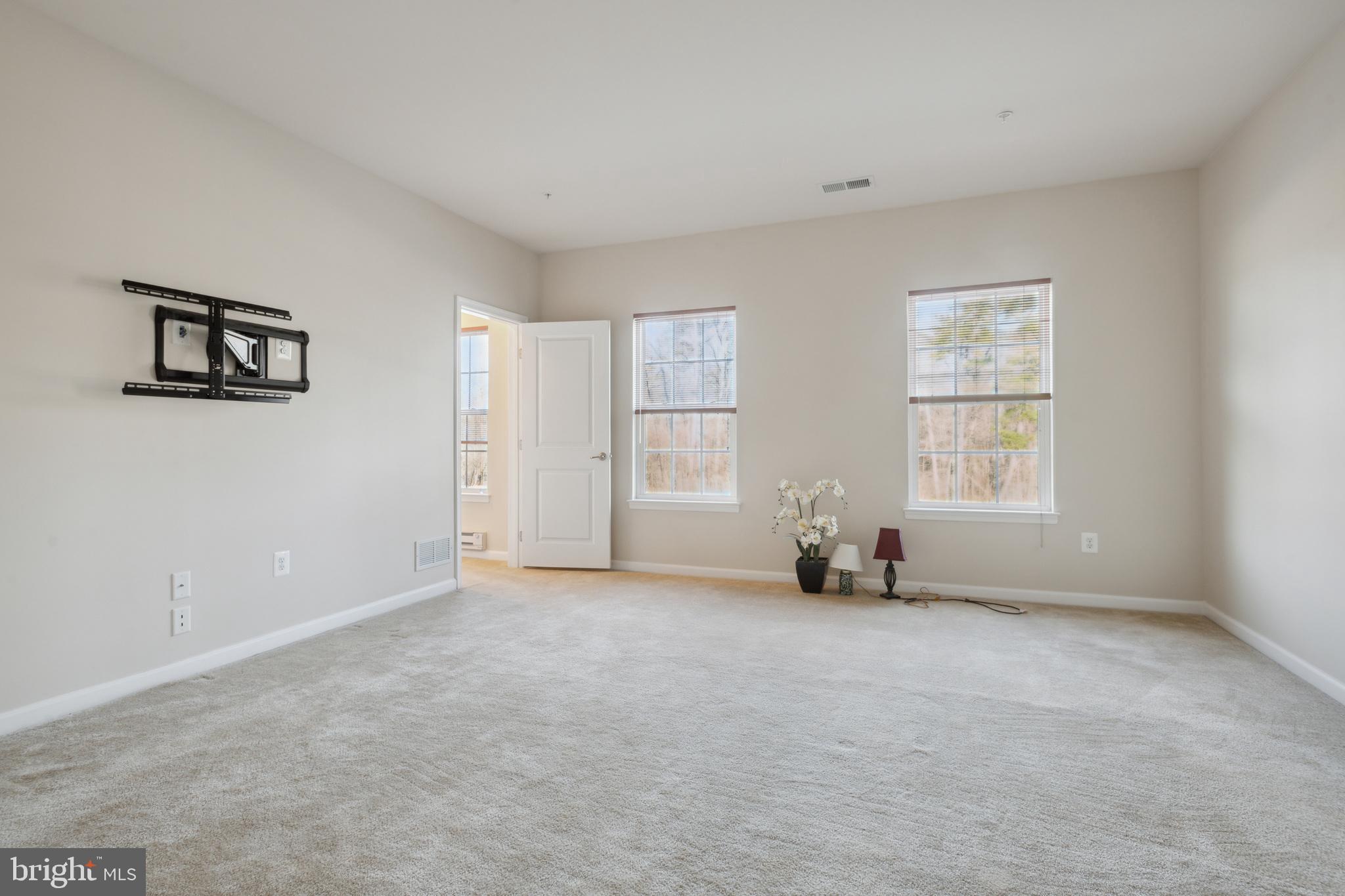 TOWN CENTER COMMONS - Residential Lease