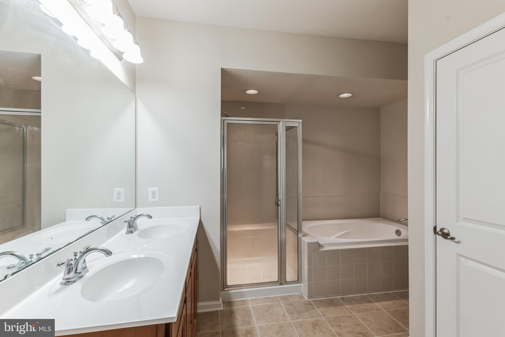 TOWN CENTER COMMONS - Residential Lease