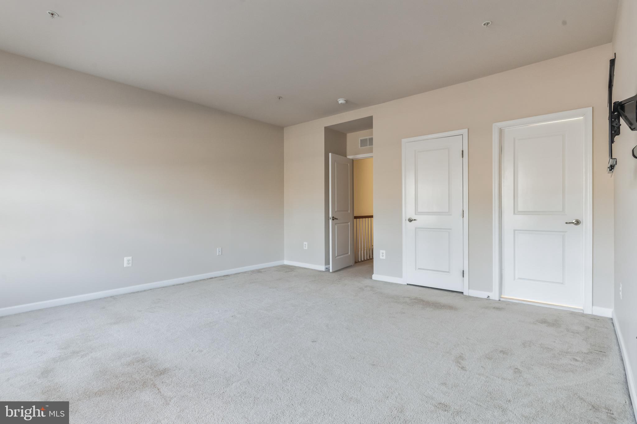 TOWN CENTER COMMONS - Residential Lease