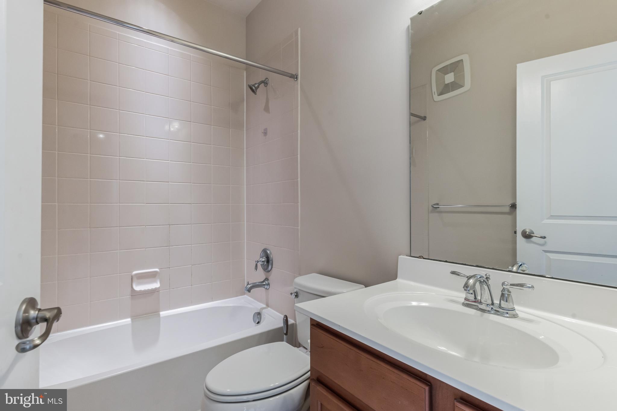 TOWN CENTER COMMONS - Residential Lease
