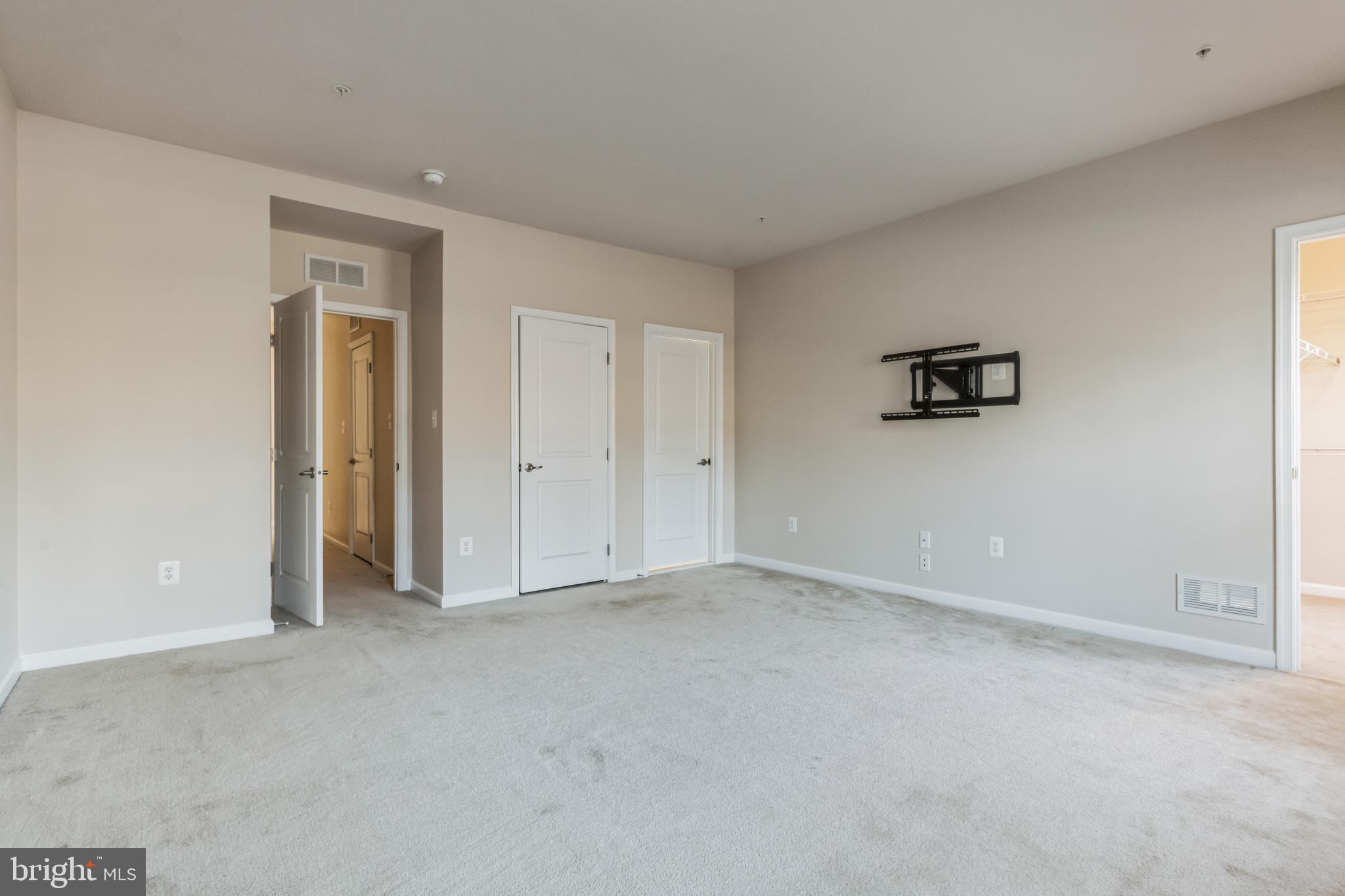 TOWN CENTER COMMONS - Residential Lease