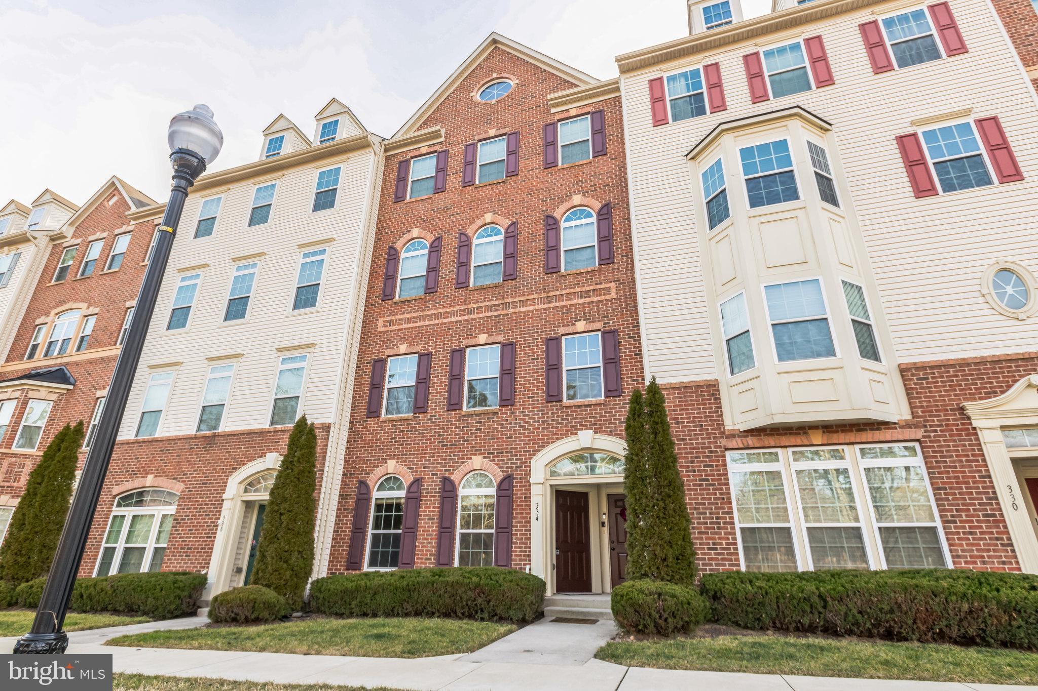 TOWN CENTER COMMONS - Residential Lease