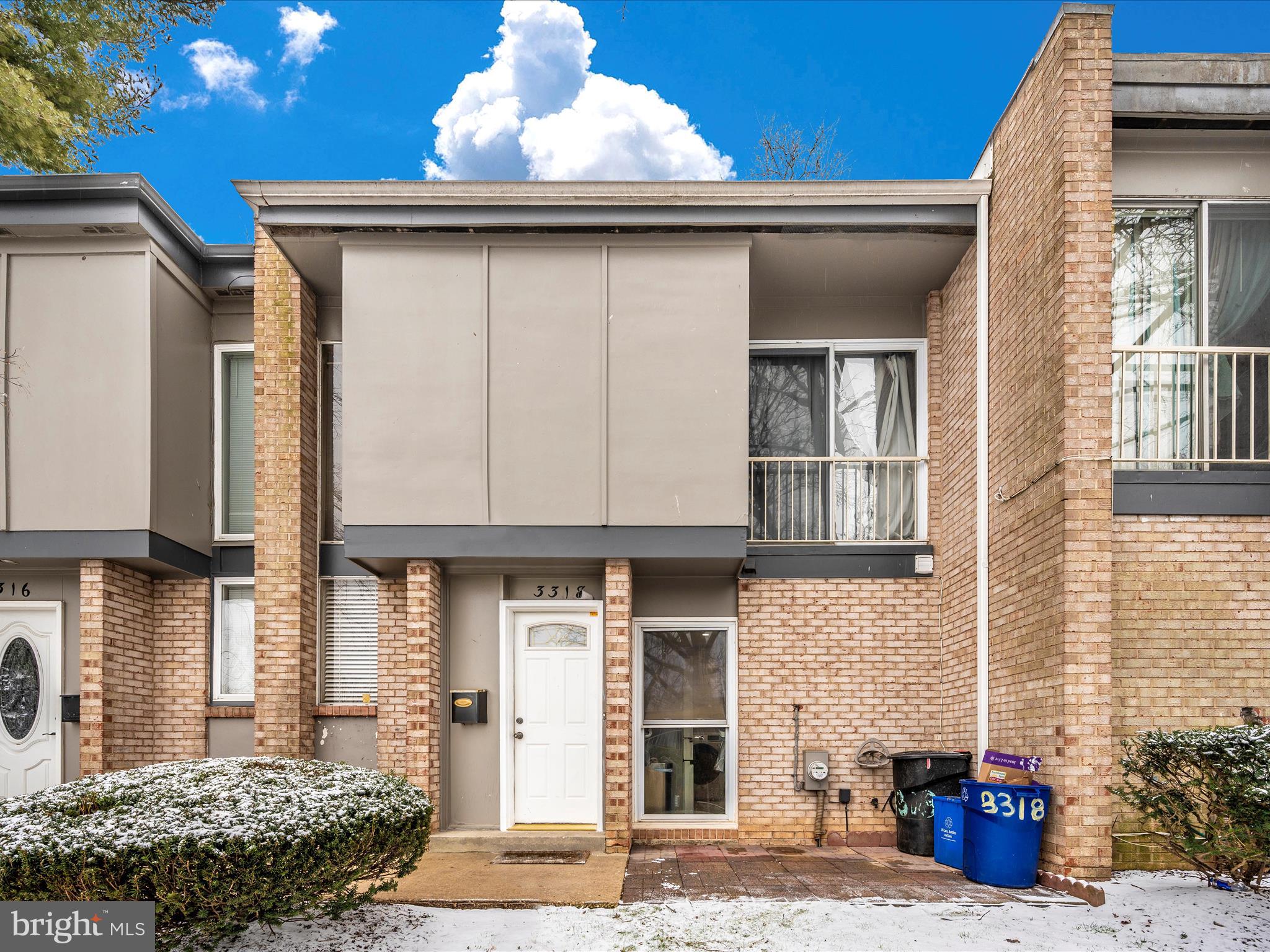Beautiful open-concept townhouse in the perfect location for public transportation.  Nestled in a darling community.   This townhouse has three bedrooms,  an updated kitchen with beautiful white cabinets, stainless steel appliances, a full-size washer and dryer, remodeled bathrooms,  huge living room leading to the rear patio!  Storage shed.
Assigned parking.  HOA fee includes gas, water, and sewer.  Won't last long
