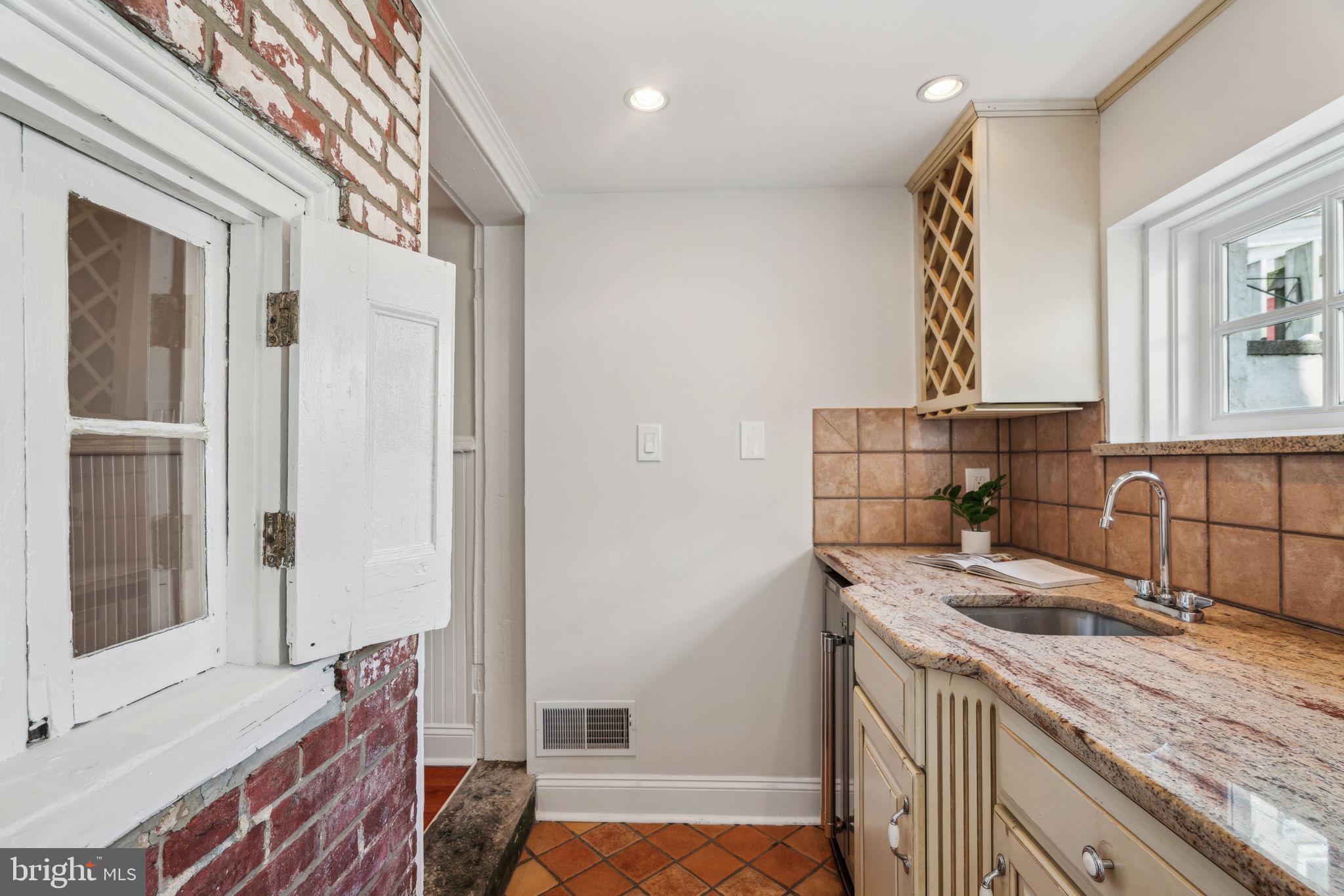 QUEEN VILLAGE - Residential