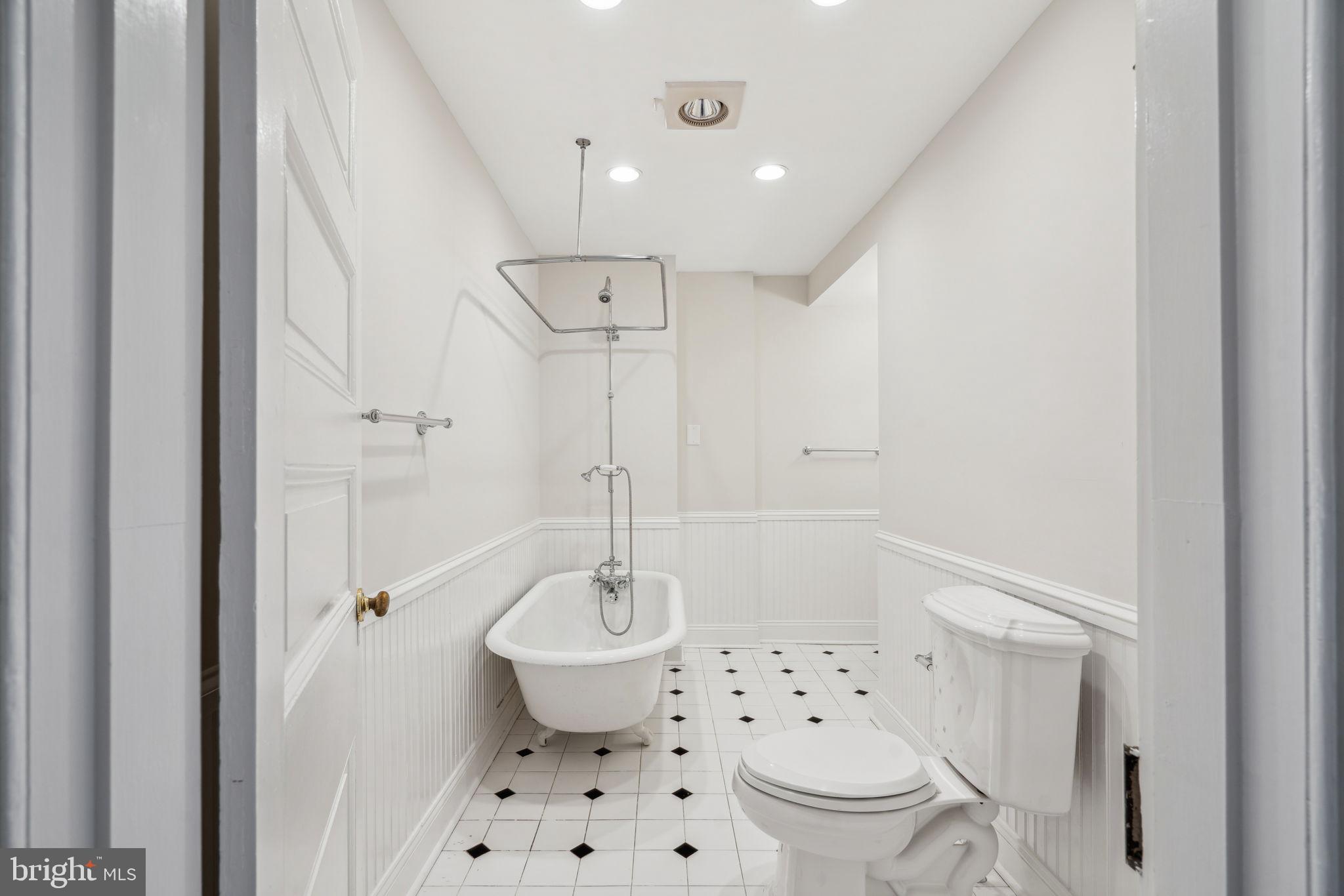 QUEEN VILLAGE - Residential