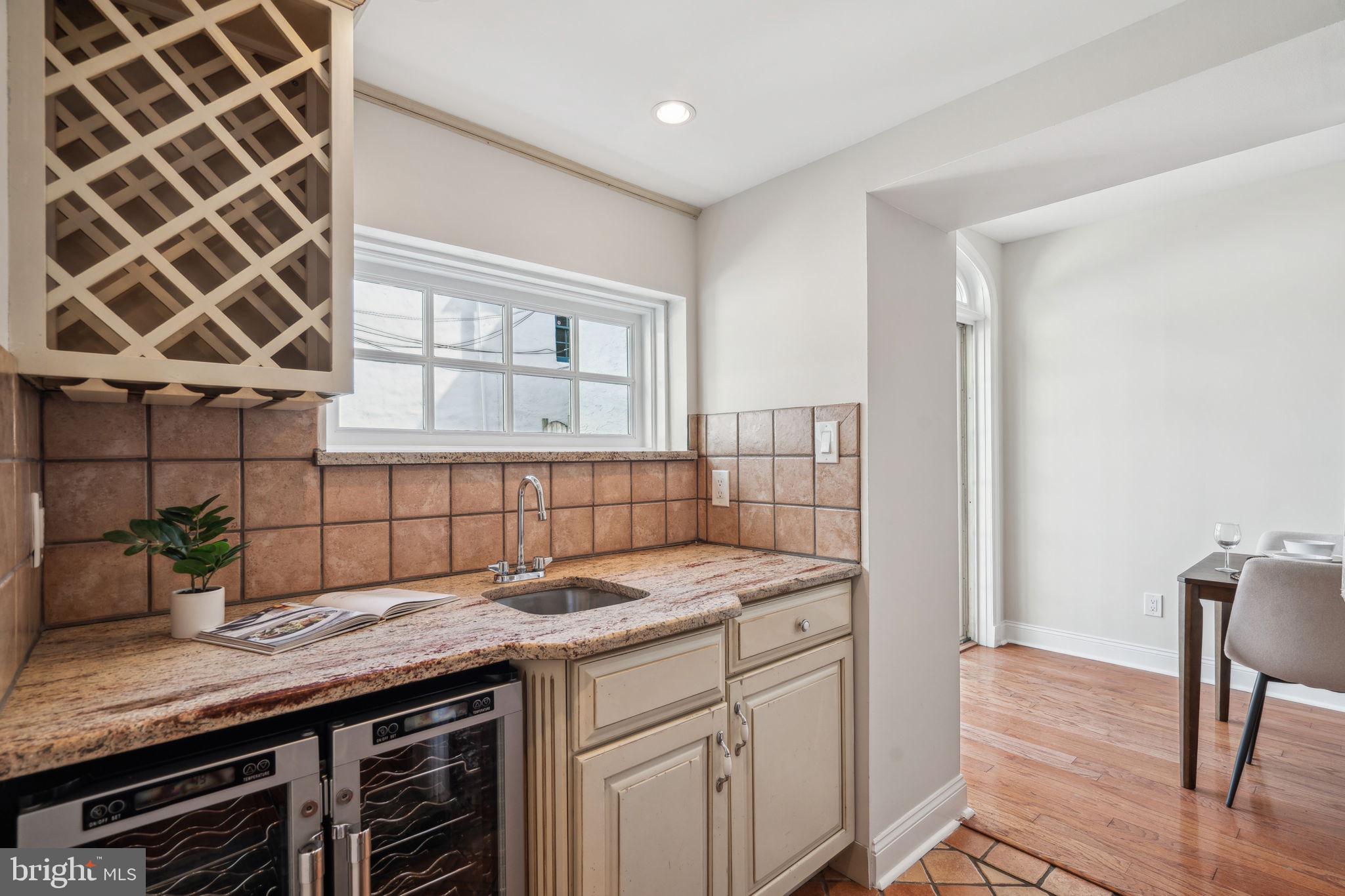 QUEEN VILLAGE - Residential