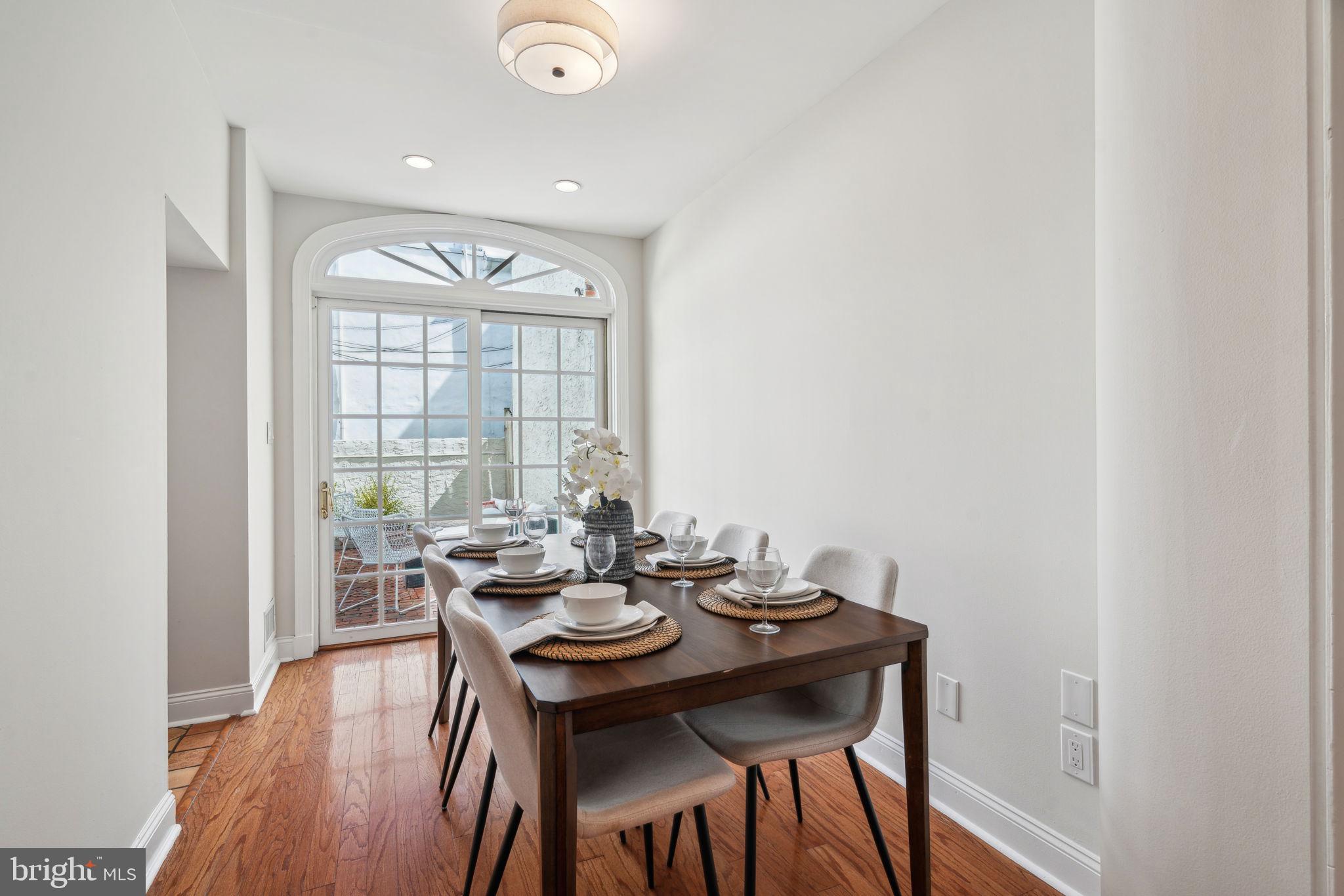 QUEEN VILLAGE - Residential