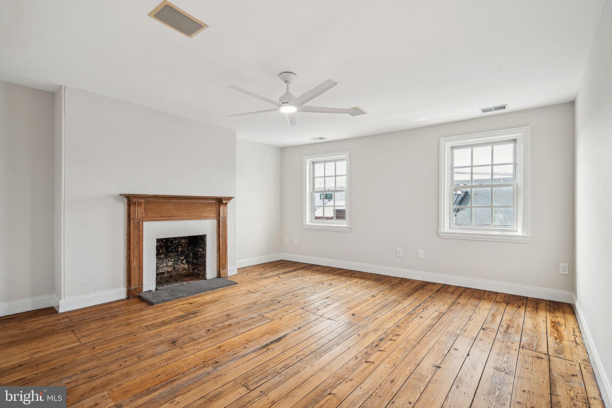 QUEEN VILLAGE - Residential
