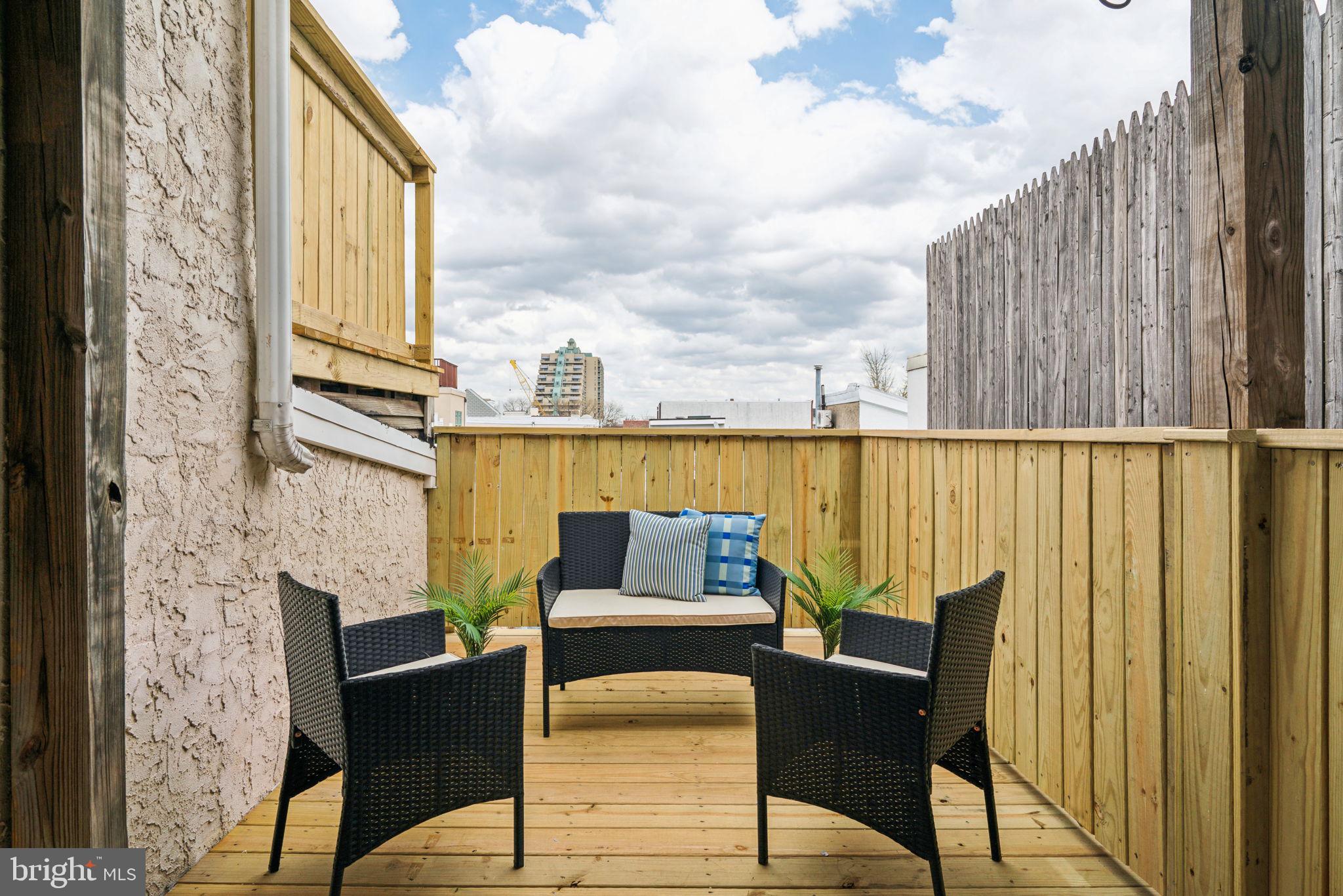 QUEEN VILLAGE - Residential