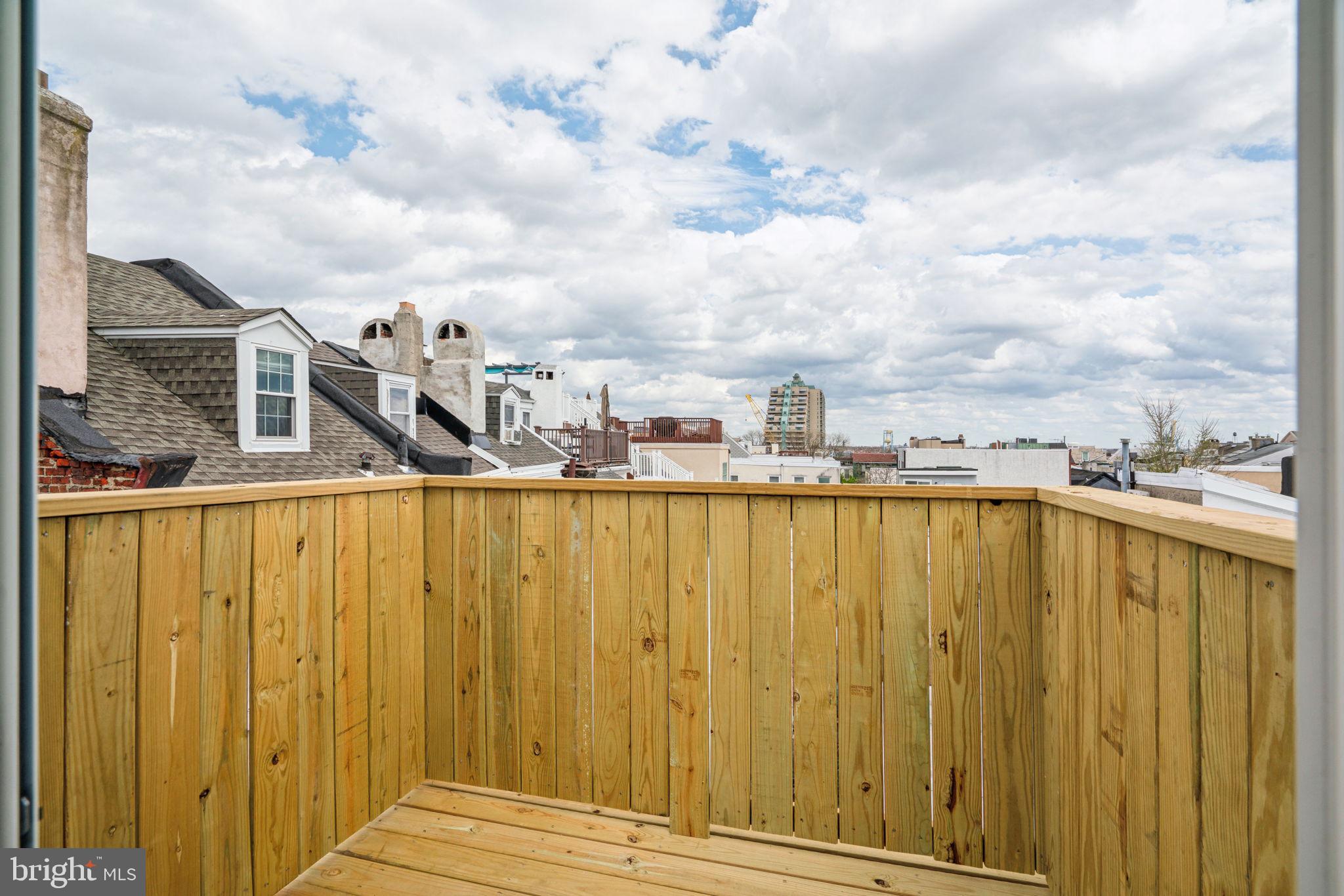 QUEEN VILLAGE - Residential