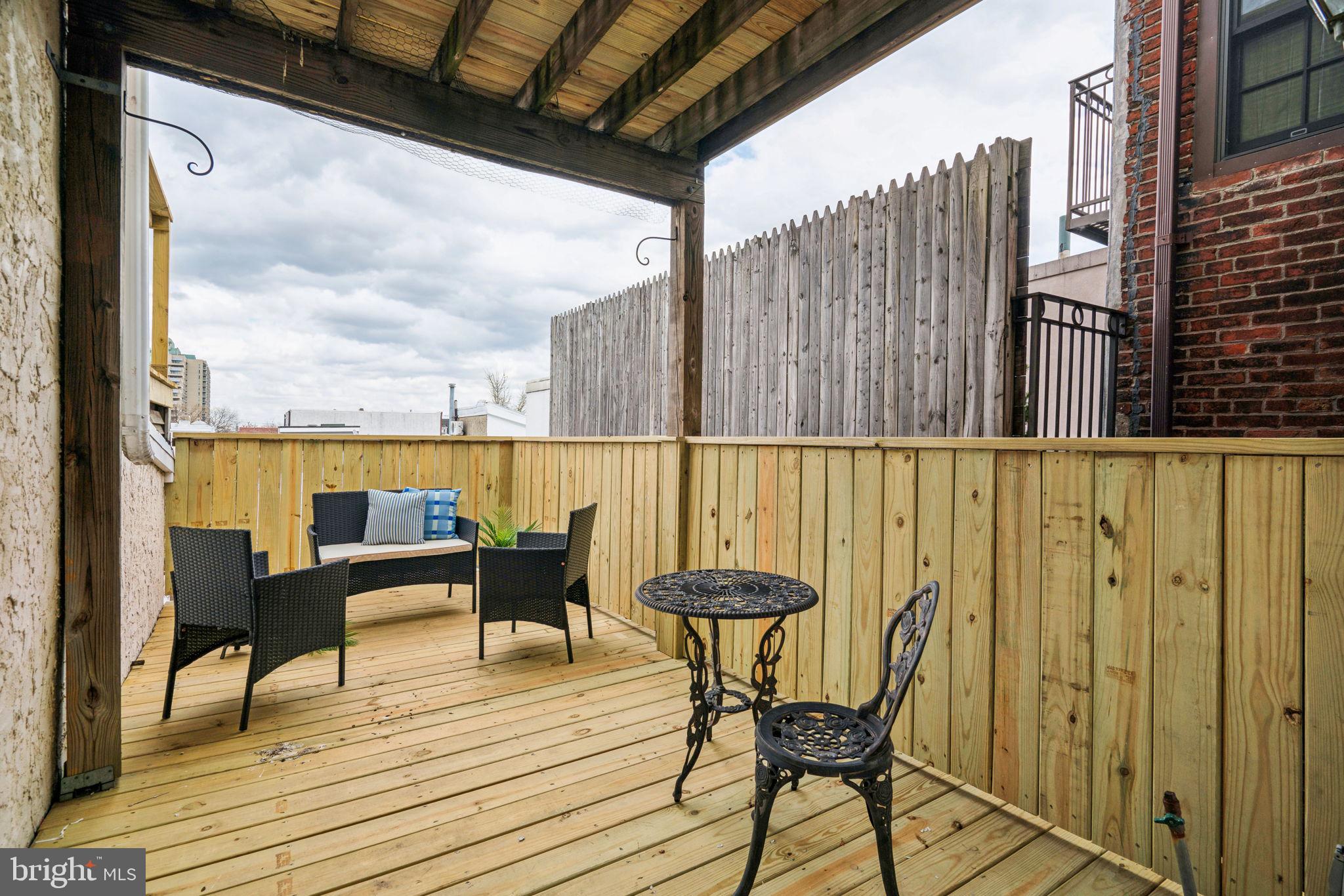QUEEN VILLAGE - Residential