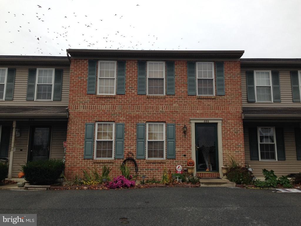 Very nice house at Sterling Place with 2 full bathrooms plus a powder room, nice fenced garden, 3 bedrooms, finished basement and 2 parking spaces at front. Gas heat and central air.