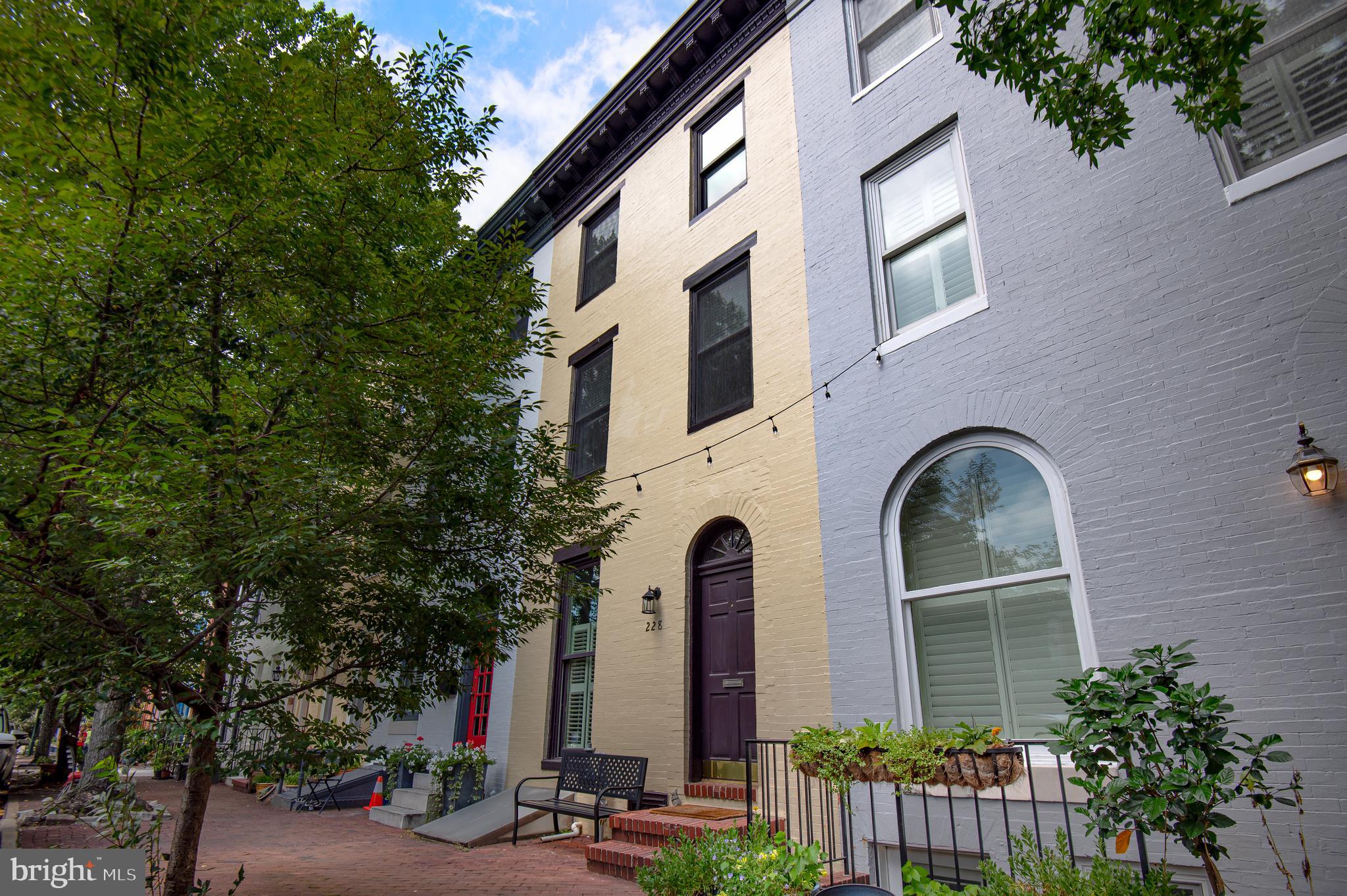 ***There's a chance this will be available 5/1, but for sure 6/1. ***
A two level 1 bed, 1 bath apartment on one of the most coveted streets in Federal Hill. Views of downtown and the Inner Harbor from the upper deck. Steps from Federal Hill Park, both stadiums, Cross Street Market and Federal Hill bars and restaurants, I-95, and the MARC train. Very convenient to all of the major downtown office buildings and hospitals, specifically UMD.