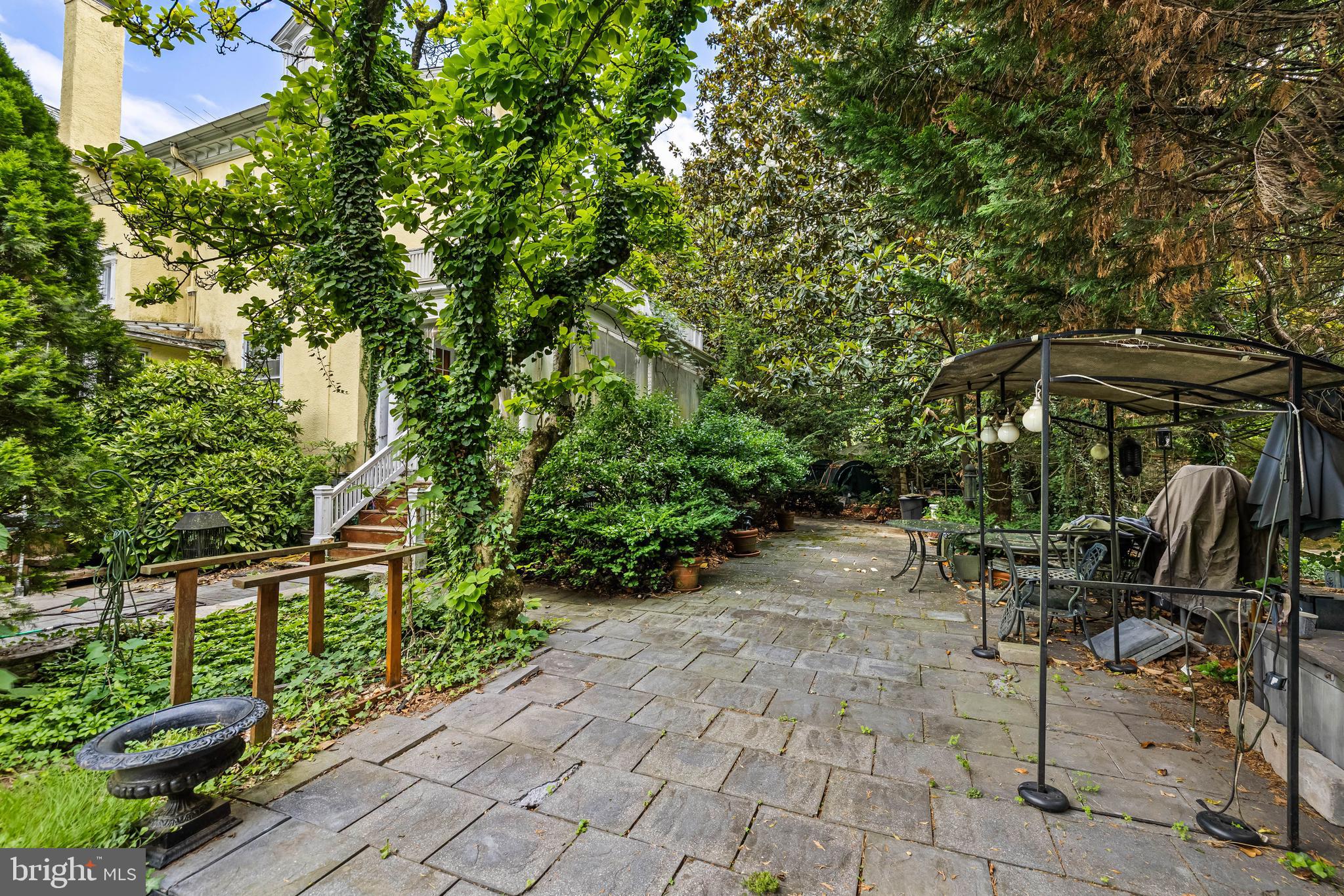 NORTH ROLAND PARK - Residential
