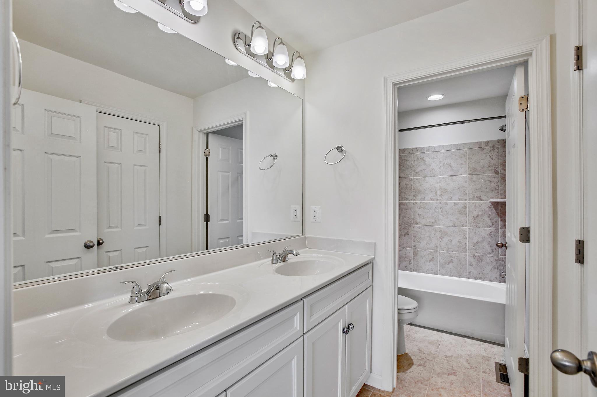 ASHBURN KNOLLS - Residential