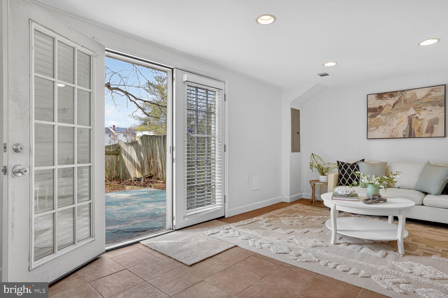 HERITAGE SQUARE - Residential Lease