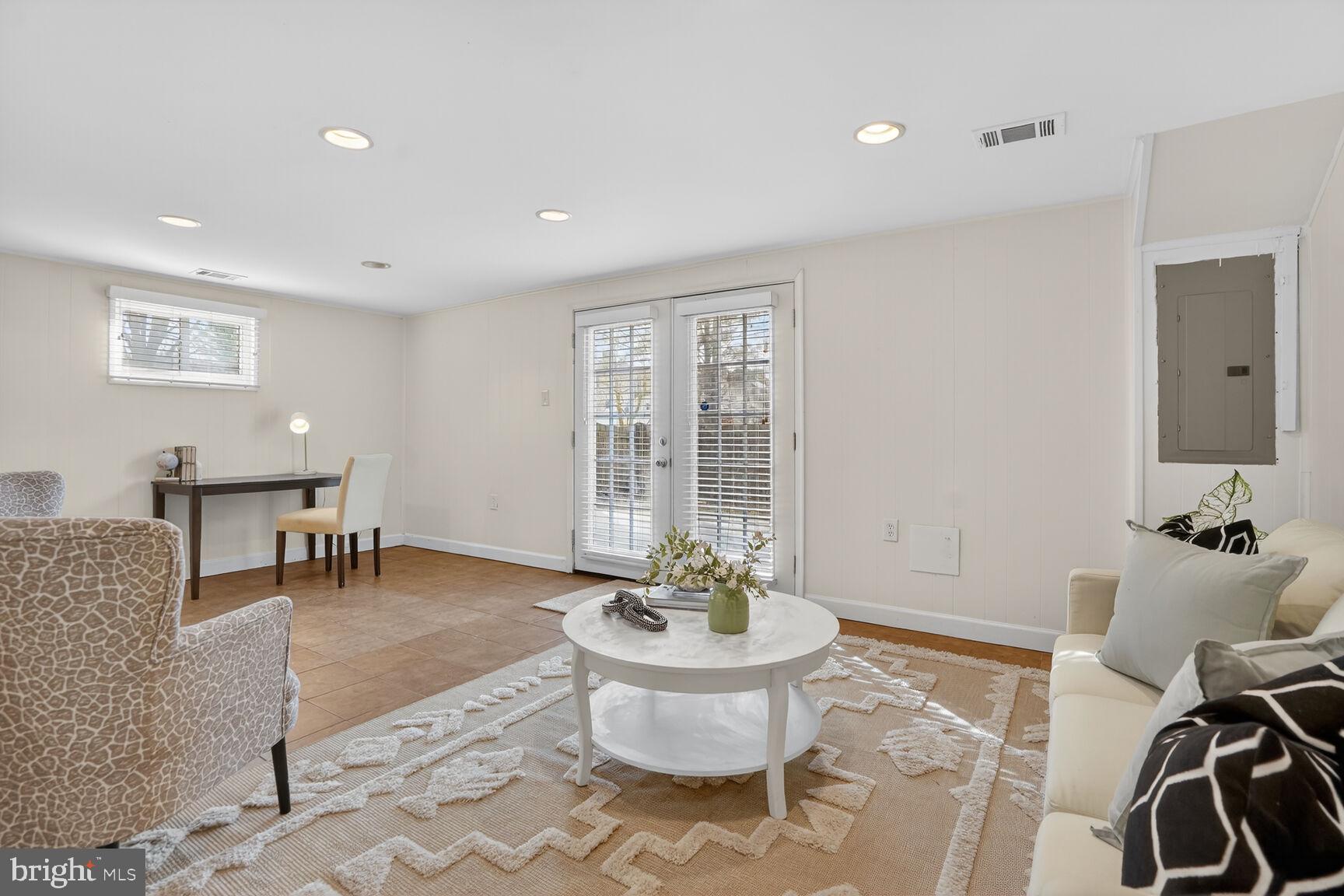 HERITAGE SQUARE - Residential Lease