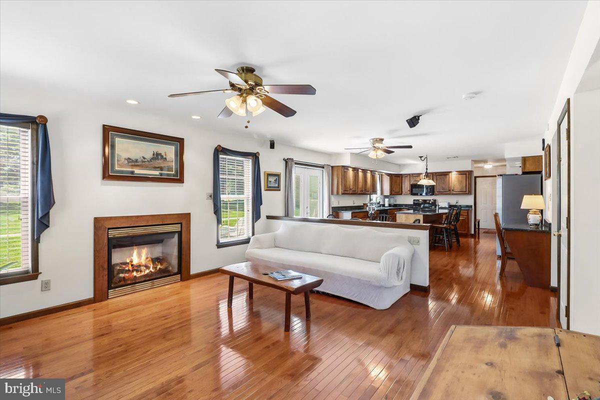 HERITAGE SQUARE - Residential