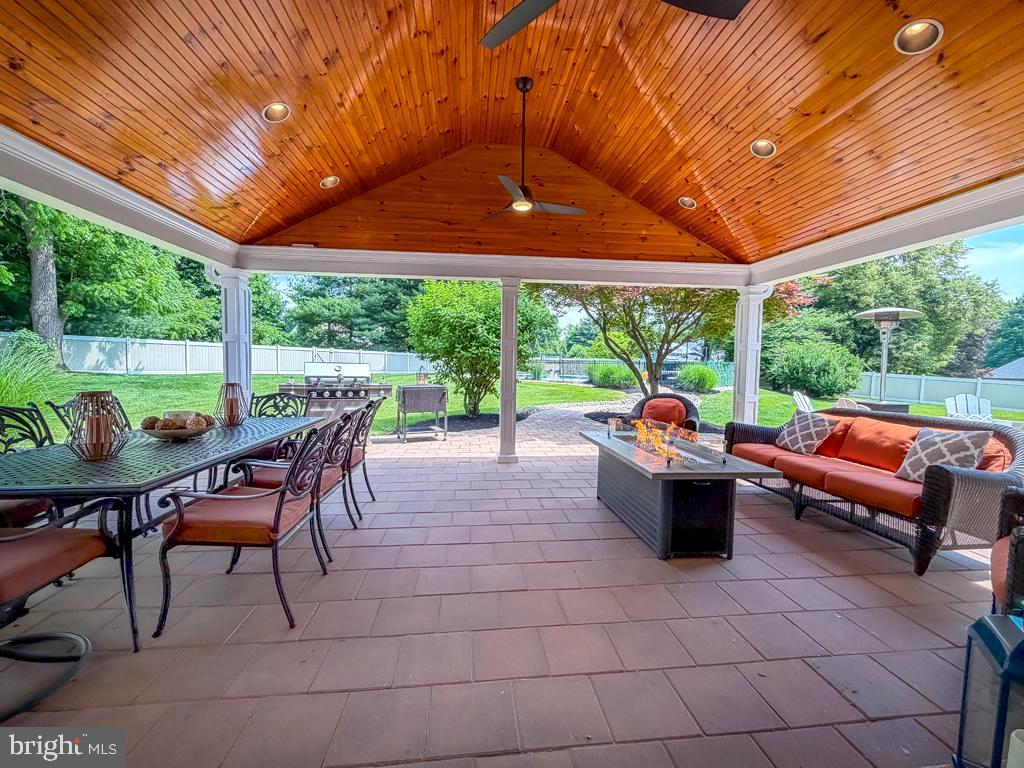 MAKEFIELD CHASE - Residential