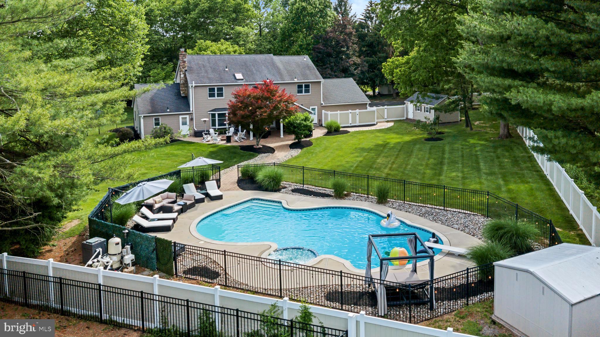 MAKEFIELD CHASE - Residential