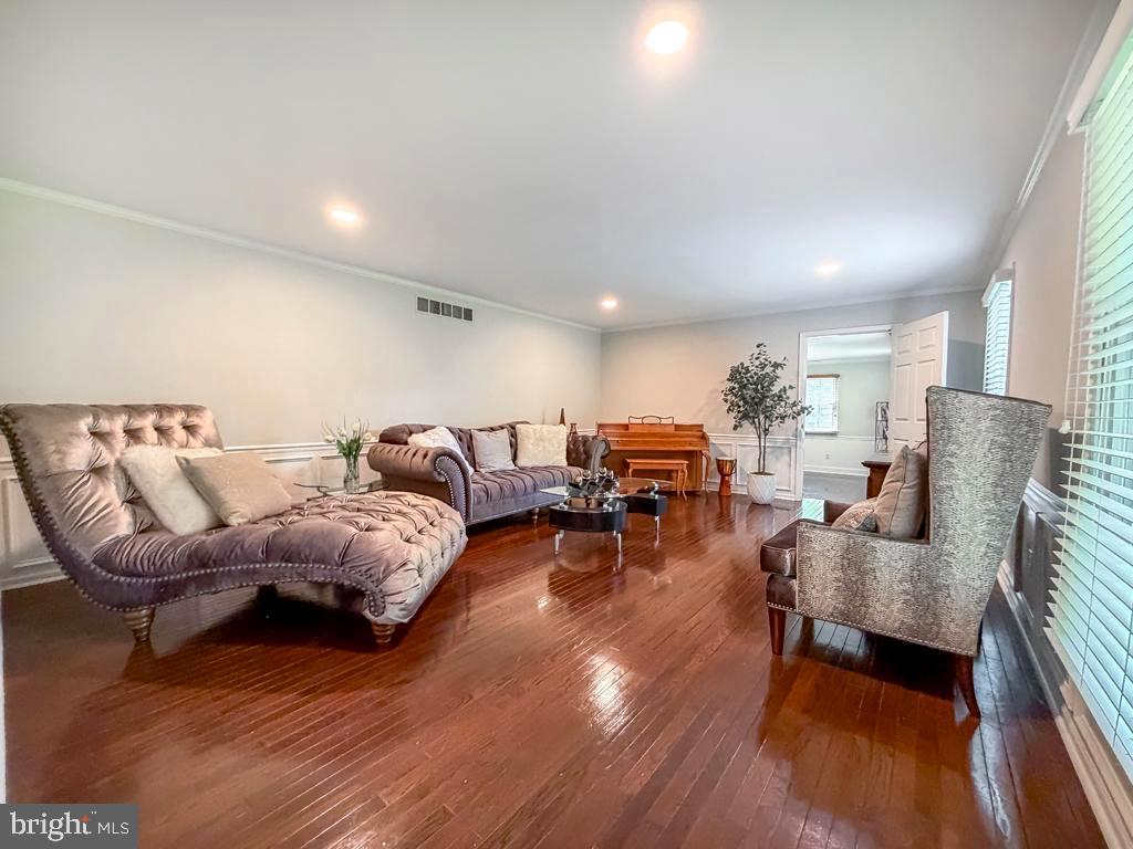 MAKEFIELD CHASE - Residential