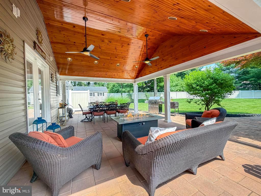 MAKEFIELD CHASE - Residential