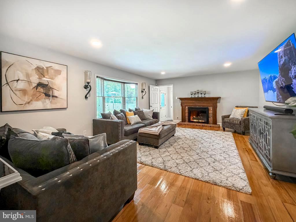 MAKEFIELD CHASE - Residential