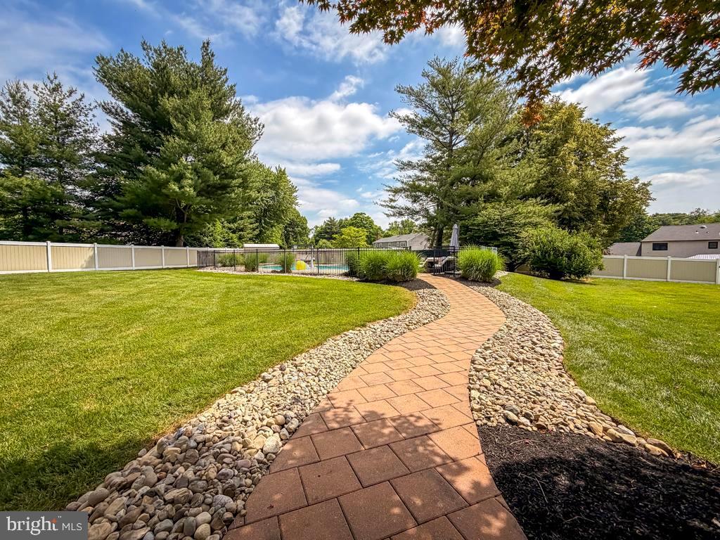 MAKEFIELD CHASE - Residential