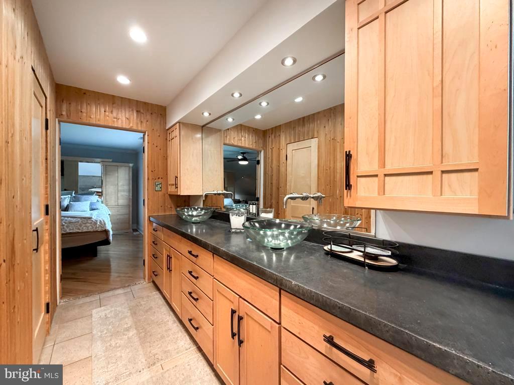 MAKEFIELD CHASE - Residential