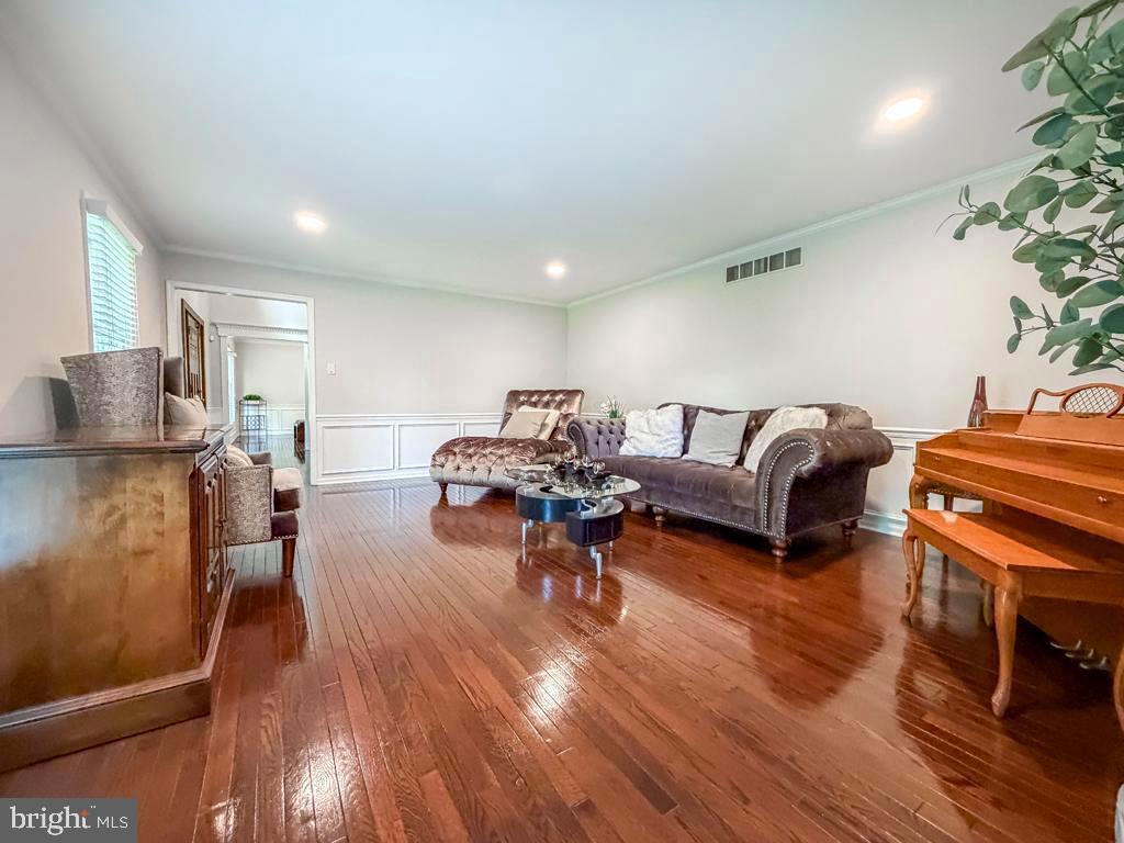 MAKEFIELD CHASE - Residential