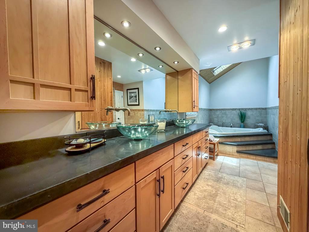 MAKEFIELD CHASE - Residential