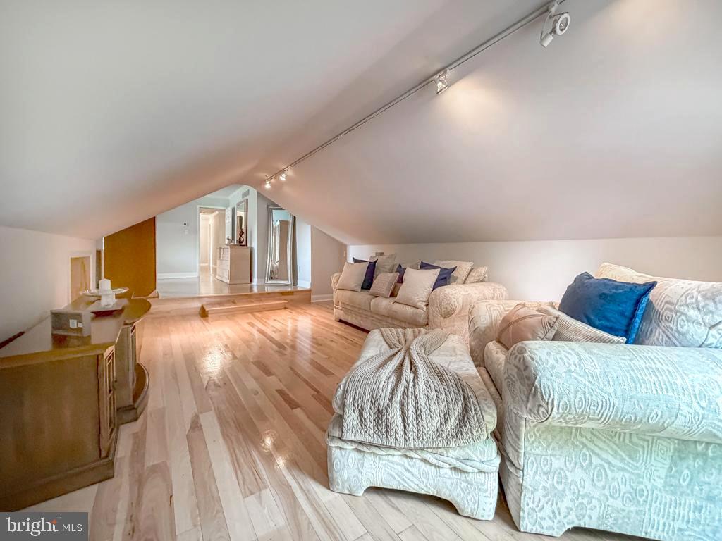 MAKEFIELD CHASE - Residential