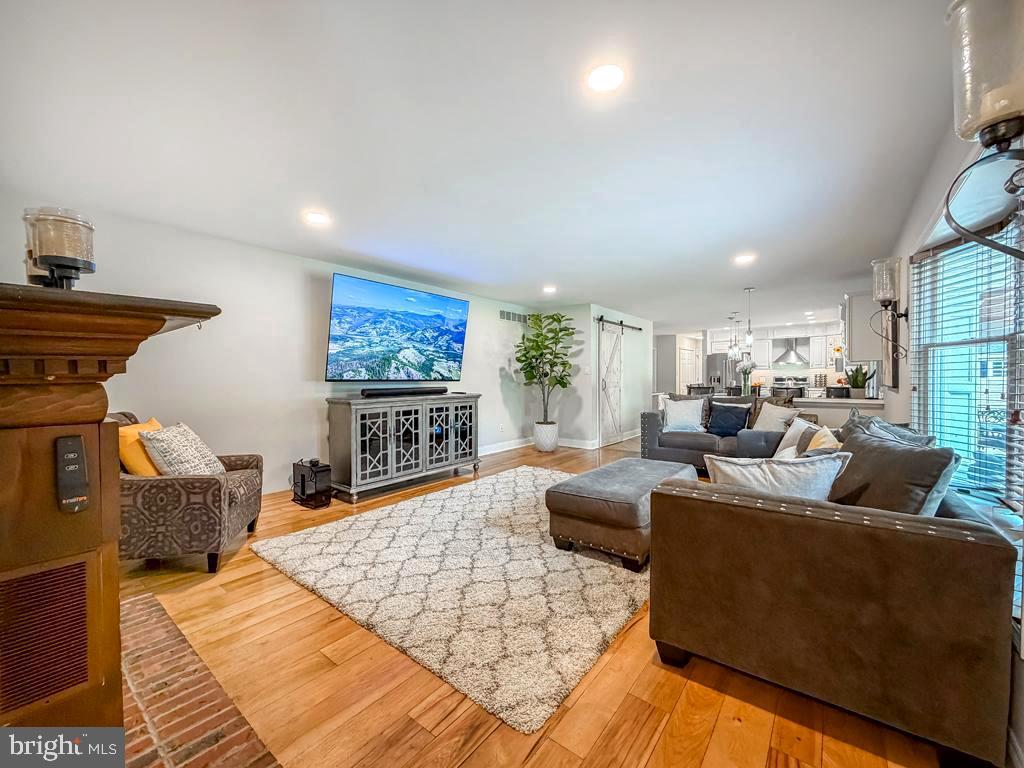 MAKEFIELD CHASE - Residential