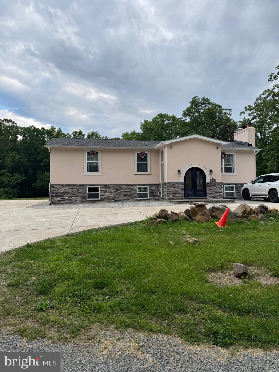 !!GREAT LOCATION IN NOKESVILLE  A WALK OUT BASEMENT FOR RENT ONLY WITH 3 BEDROOMS 1 BATH, A KITCHENETTE  AND WAHER AND DRYER!!
AVAILABLE IMMEDIATELY !! A FEW BLOKS FROM ROUTE 28 !!