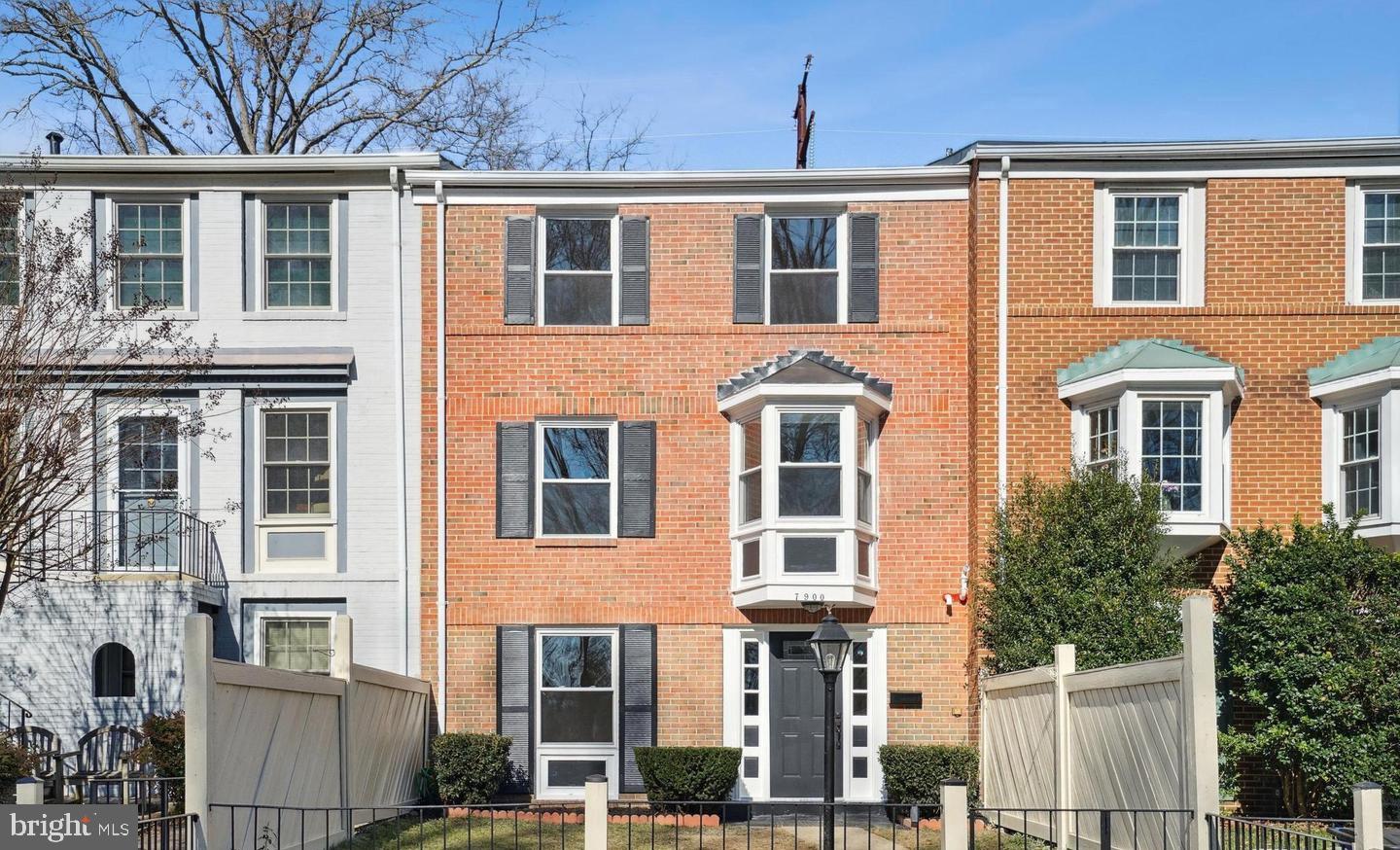 PINEWOOD LAKE - Residential Lease