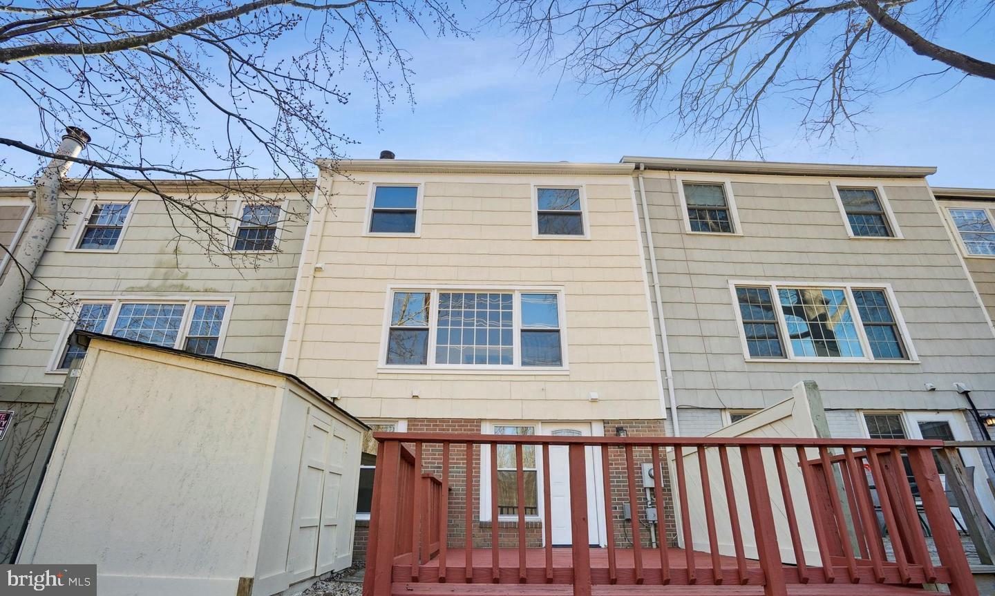 PINEWOOD LAKE - Residential Lease