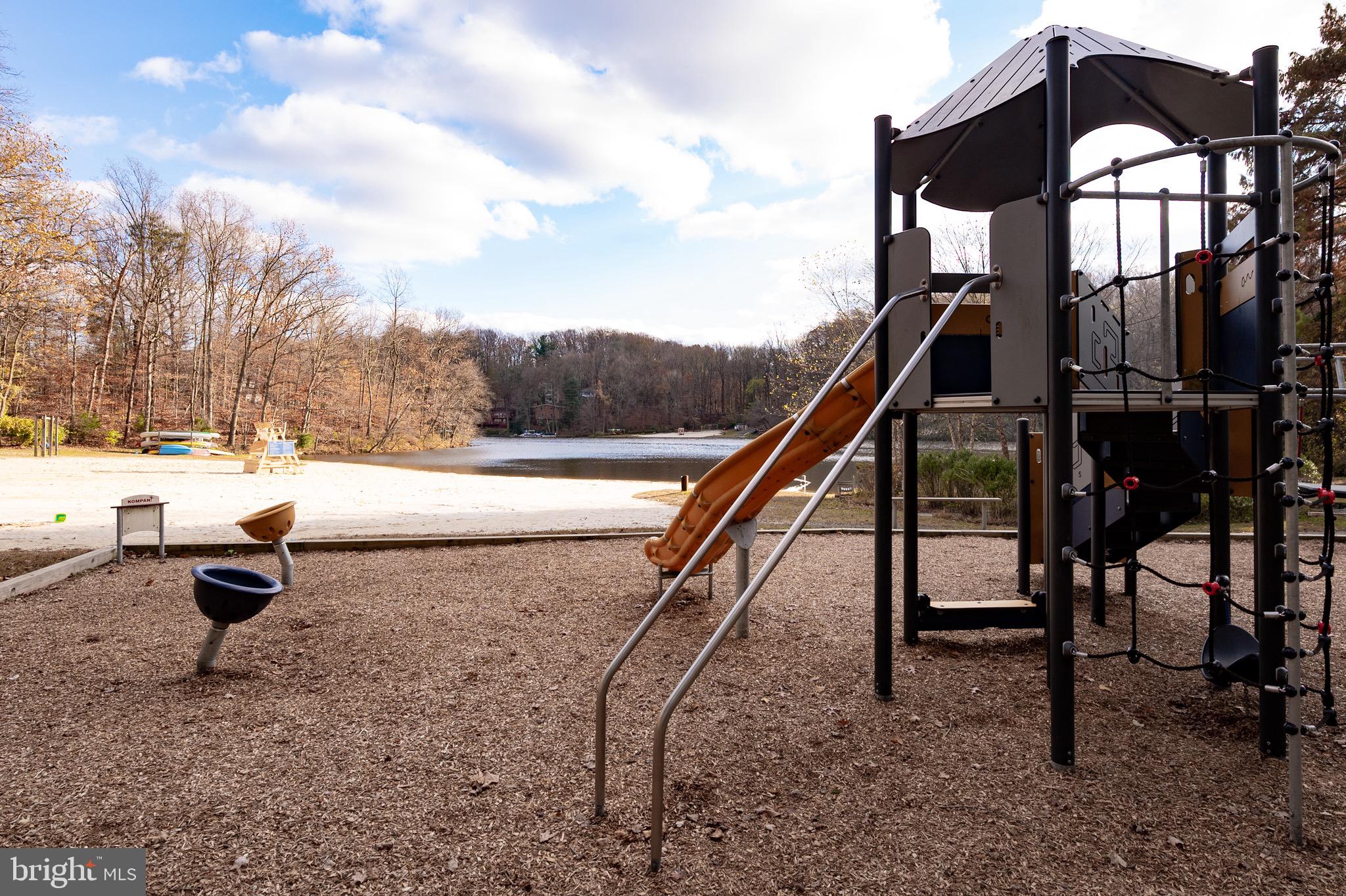 LAKE BARCROFT - Residential