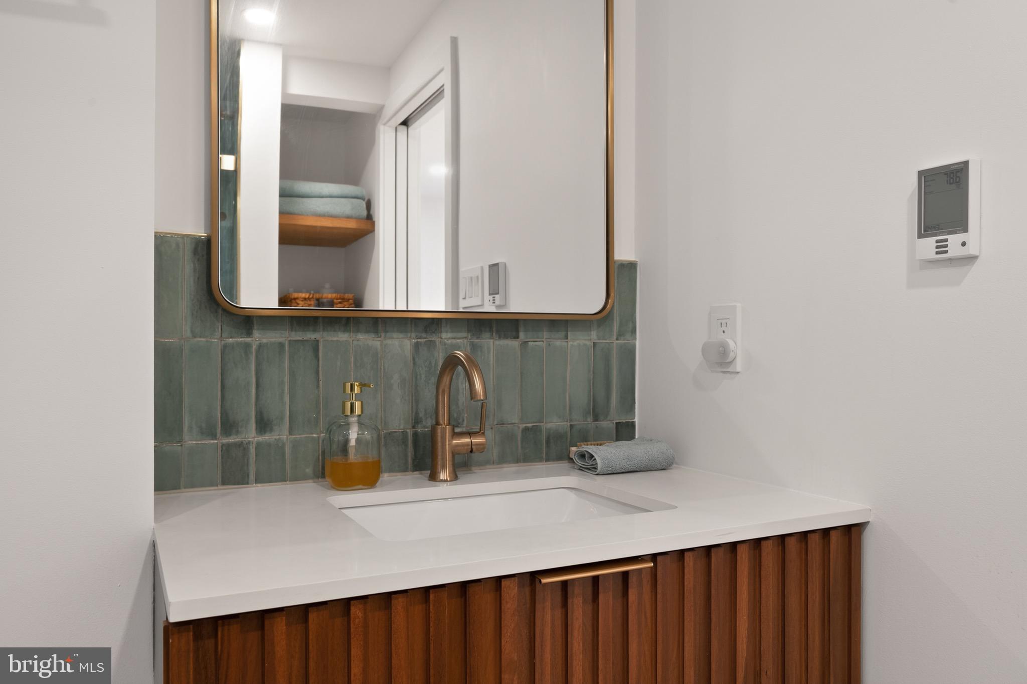 LAKE BARCROFT - Residential