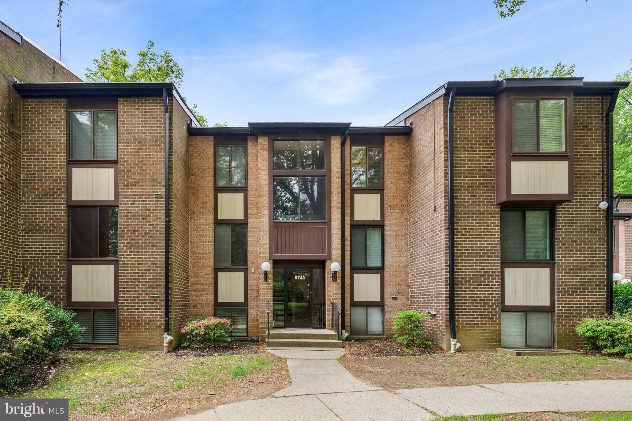 LOCATION, LOCATION, LOCATION! RARE 2 BED/2 FULL BATH, WASHER & DRYER IN UNIT! Recently renovated (new paint, kitchen, bathrooms, flooring, light fixtures, and much more). Low condo Fee includes all utilities but plug in Electricity. Club house, swimming pool, and so many more amenities.
Balcony overlooking trees & creek in the back.
Next to Vienna metro station (1.7 miles), easy access to Route 50, I-66 and I-495. Great schools: Oakton HS/ Mosaic ES (Old name is Mosey) you can walk there in 2 min!/ Thoreau MS. Well known restaurants and stores around (Chick-Fil-A, IHOP, Home Depot, Safeway, Sweetwater Tavern, CVS, Fairfax Circle Shopping Center...).
Plenty of green spaces around for Jog, golf, picnic...: (Mantua Park, Daniels run Park, Towers Park, Nottoway Park, Army Navy Country club, Oak Marr Golf Center, Oak Marr Rec Center, Eakin Park...).
Very quiet, private (no through traffic), ...
Find the serenity you have been looking for in the vibrant city of Fairfax.
Check the 3 D virtual tour!