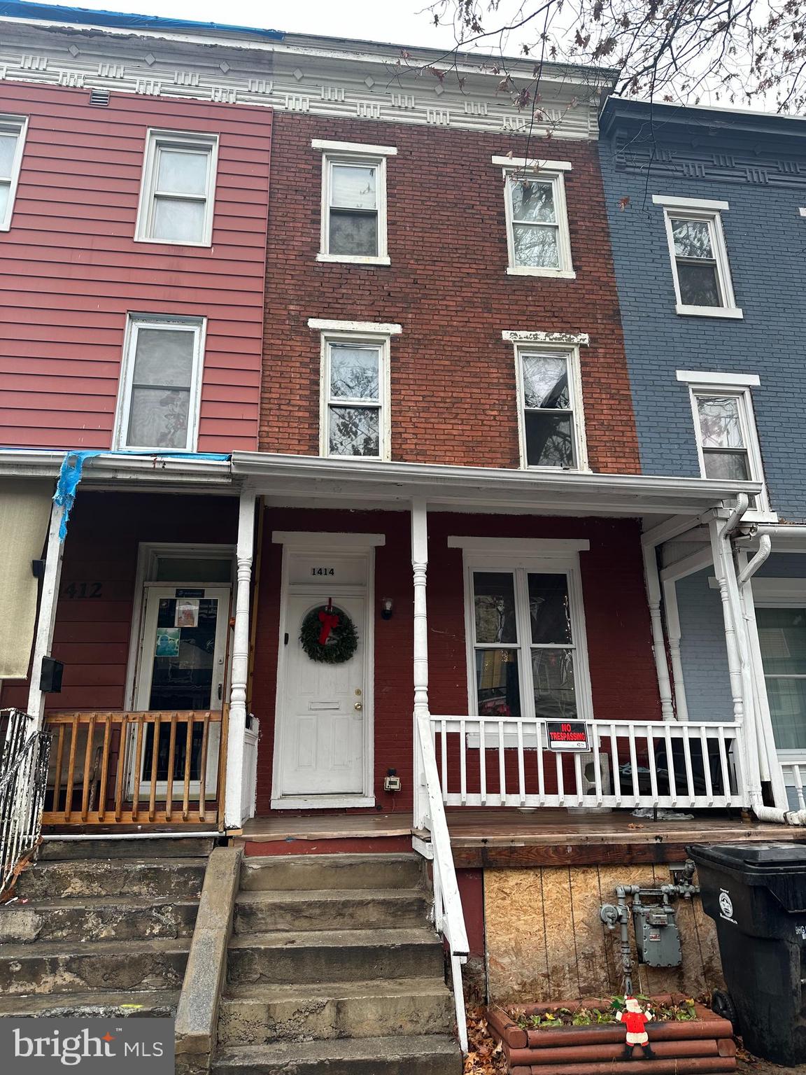 Excellent Cash Flowing property. Great Tenants, Well kept. Property recently appraised for above asking price. Add to rental portfolio or make it your home.