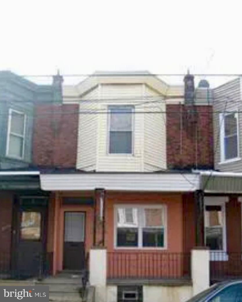 This home is in need of some TLC, making it the perfect project for investors looking to add value through renovations. With some cosmetic updates and key repairs, this property can be transformed into a stylish, modern home.