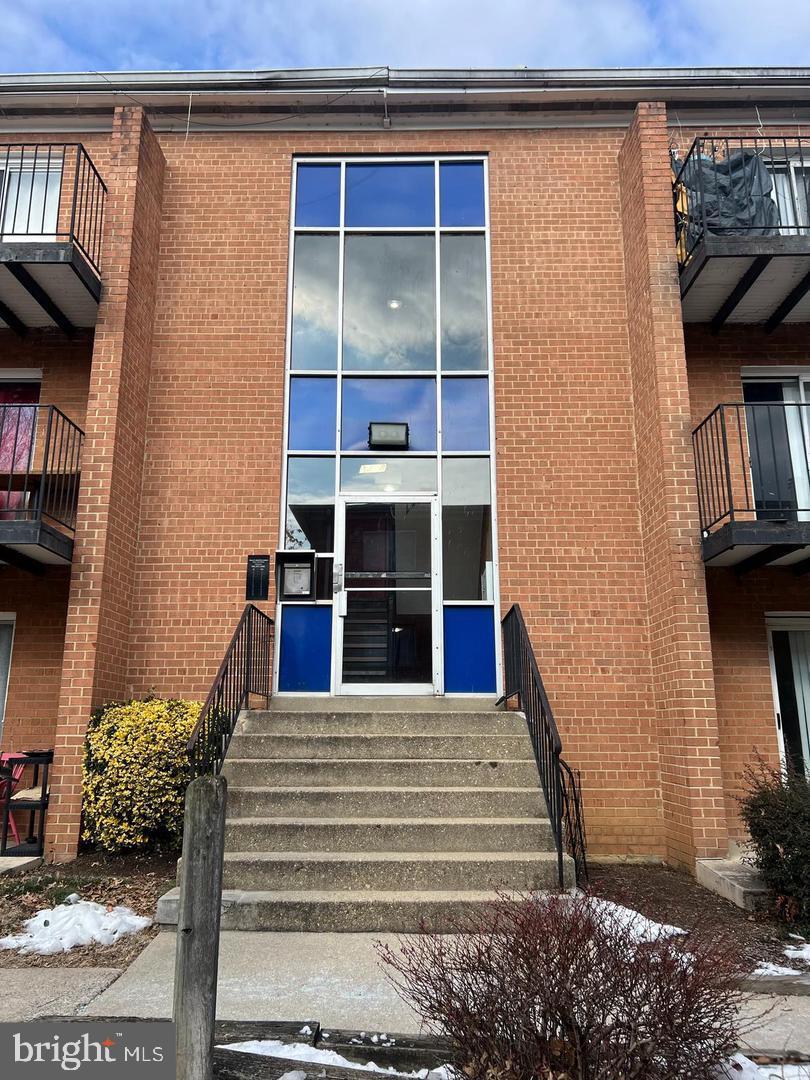 This two-bedroom, one-bath condo is close to Ballston Mall Pentagon, I395.
The condo fee includes water, trash, heat/gas, and range/gas. Laundry on the lower level of the building. Just minutes to downtown Shirlington! Shops, Restaurants, Theaters, dog park, Four Mile Run, and the W&OD trail. Min to major commuter routes Rt 395, Glebe Rd, Pentagon, Amazon H2Q, Washington DC!