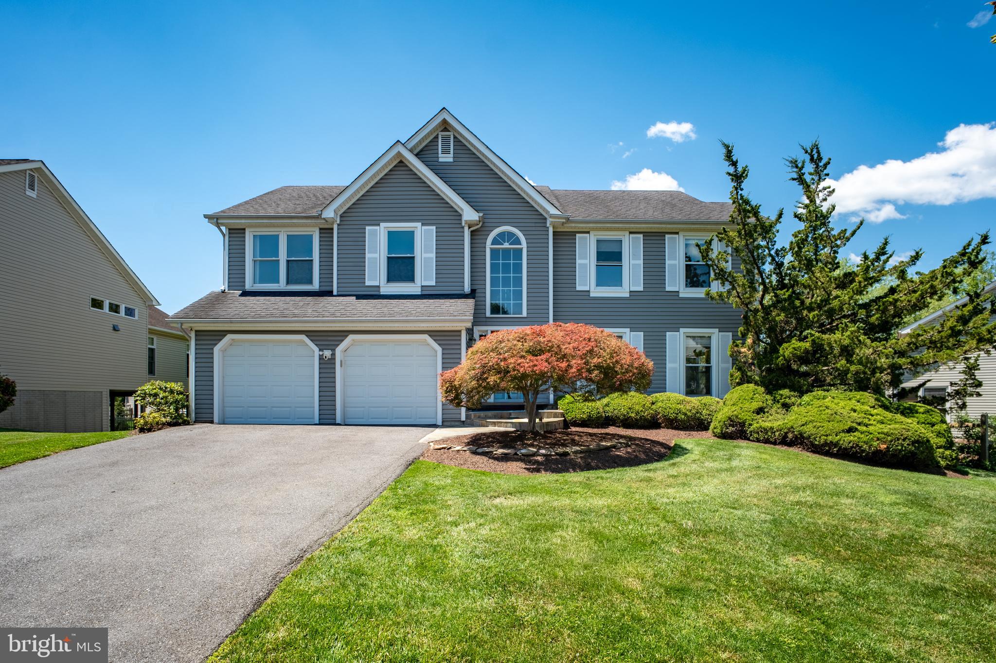 NEW Carpet！ NEW Fresh Paint in Main and upper floor! NEW Dishwasher! Nestled in the highly-regarded Stonebridge neighborhood, it offers an exceptional mix of refined living and family-friendly design.

This distinguished Colonial-style home, built in 1988, features approximately 3,944 sq ft of finished living space. Inside, elegant hardwood floors flow through the formal living and dining rooms, while the open family room, anchored by a cozy fireplace, provides direct access to a screened-in porch—perfect for year-round enjoyment and entertaining.

The kitchen is updated with granite countertops and an island, connecting seamlessly to the casual dining area. The upstairs primary suite boasts a vaulted ceiling and a fully renovated, spa-like en-suite bath with a jetted tub. The versatile, finished walk-out lower level expands your living space with a recreation room and wet bar.

Set within the top-tier school district and minutes from local amenities, this residence brings both desirable lifestyle and convenience into one smart package.