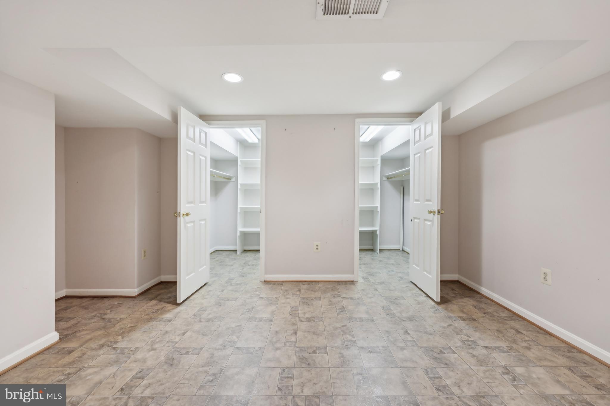 OAKTON MILL ESTATES - Residential Lease