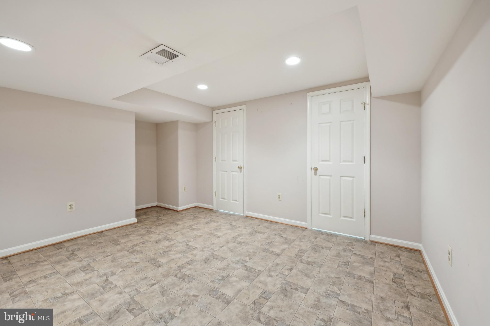 OAKTON MILL ESTATES - Residential Lease