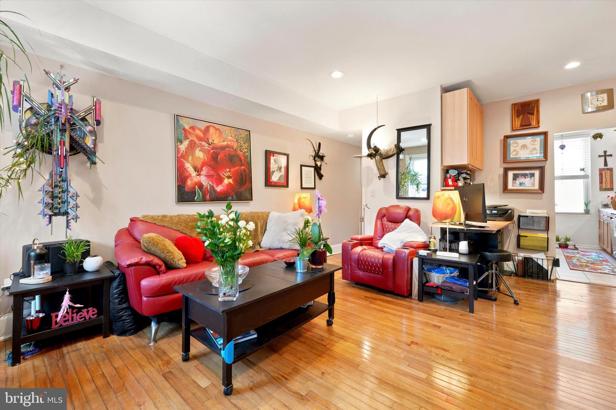 QUEEN VILLAGE - Residential