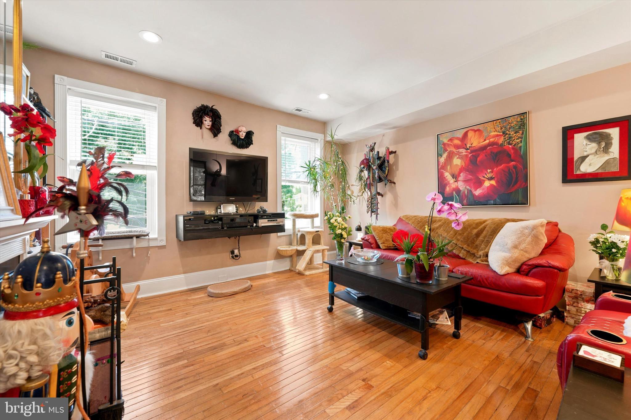 QUEEN VILLAGE - Residential